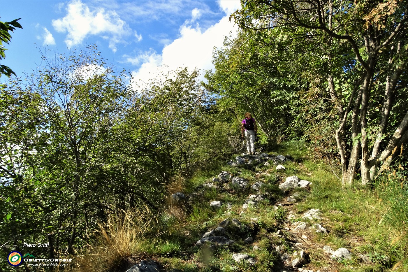 20 Sul sentiero per il Monte Castello.JPG